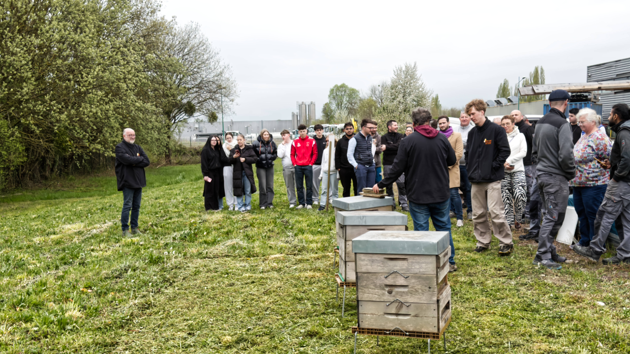 Installation des ruches par l'association Aquaterre chez ATALU