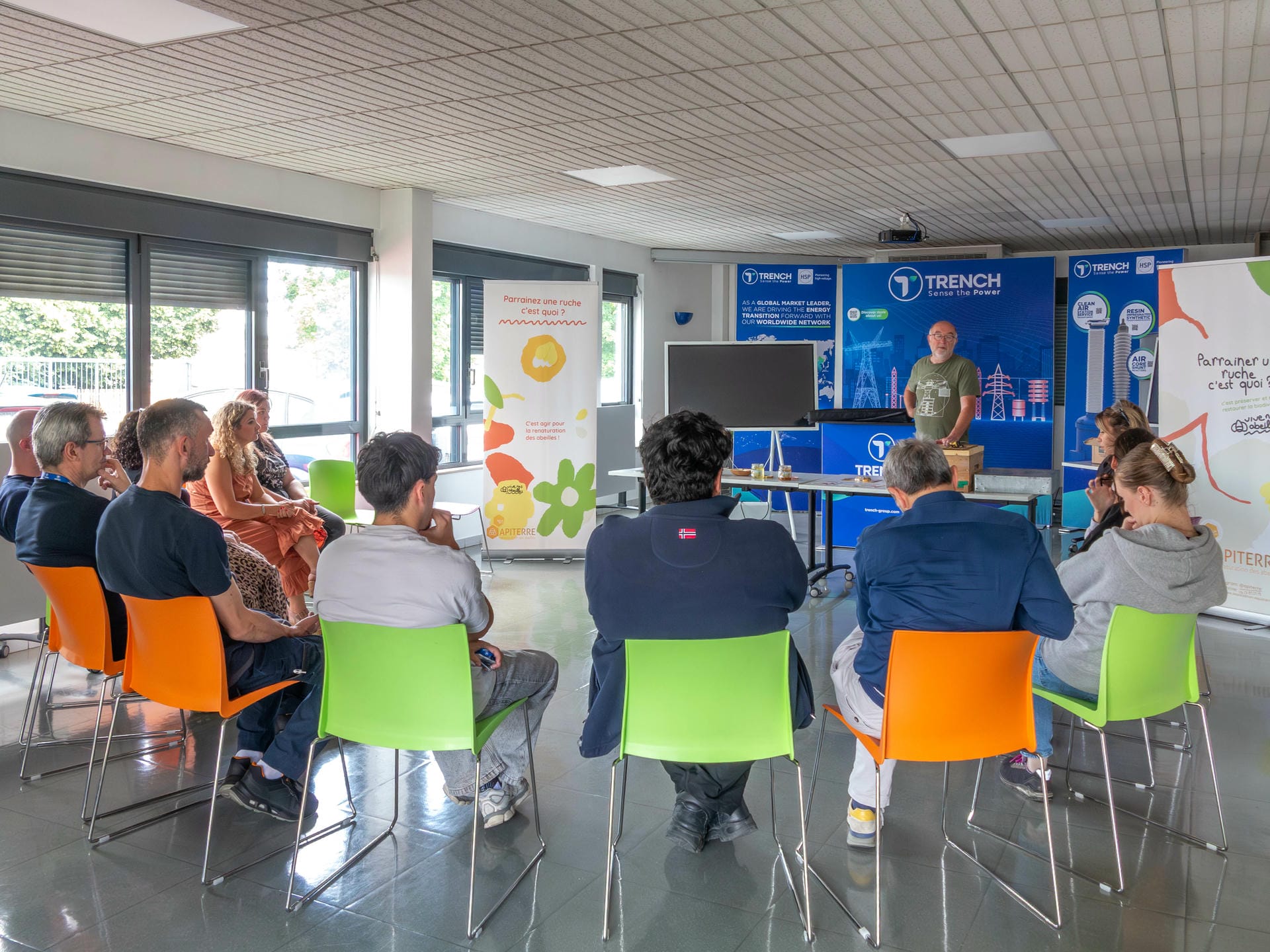 Échanges conviviaux entre l'équipe Aquaterre et l'entreprise marraine